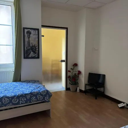 Ideal Pour 2 A 3 Personnes Avec Piscine Dans La Maison Principale