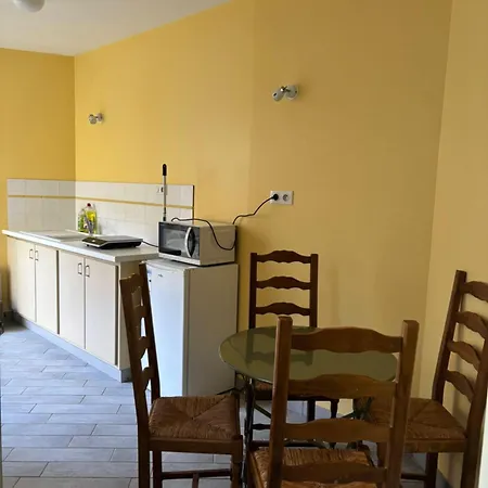 Ideal Pour 2 A 3 Personnes Avec Piscine Dans La Maison Principale Lägenhet Chef-Boutonne